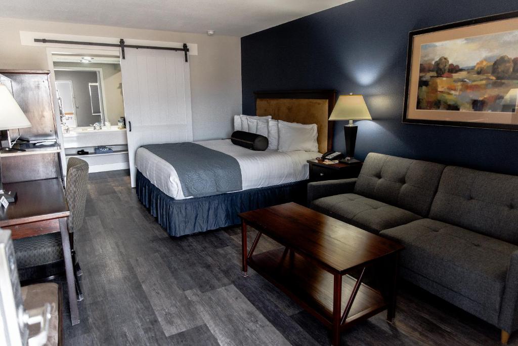 Giường trong phòng chung tại Hotchkiss Inn Motel