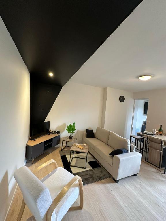 un salon avec un canapé, des chaises et une table dans l'établissement Le chal'heureux, Appartement chic au cœur d'Épernay, à Épernay