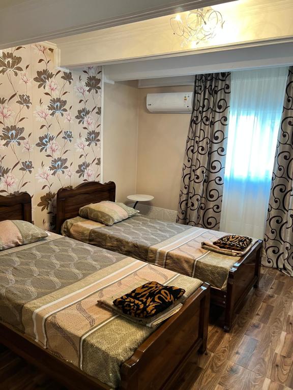 Postel nebo postele na pokoji v ubytování Zhanas home