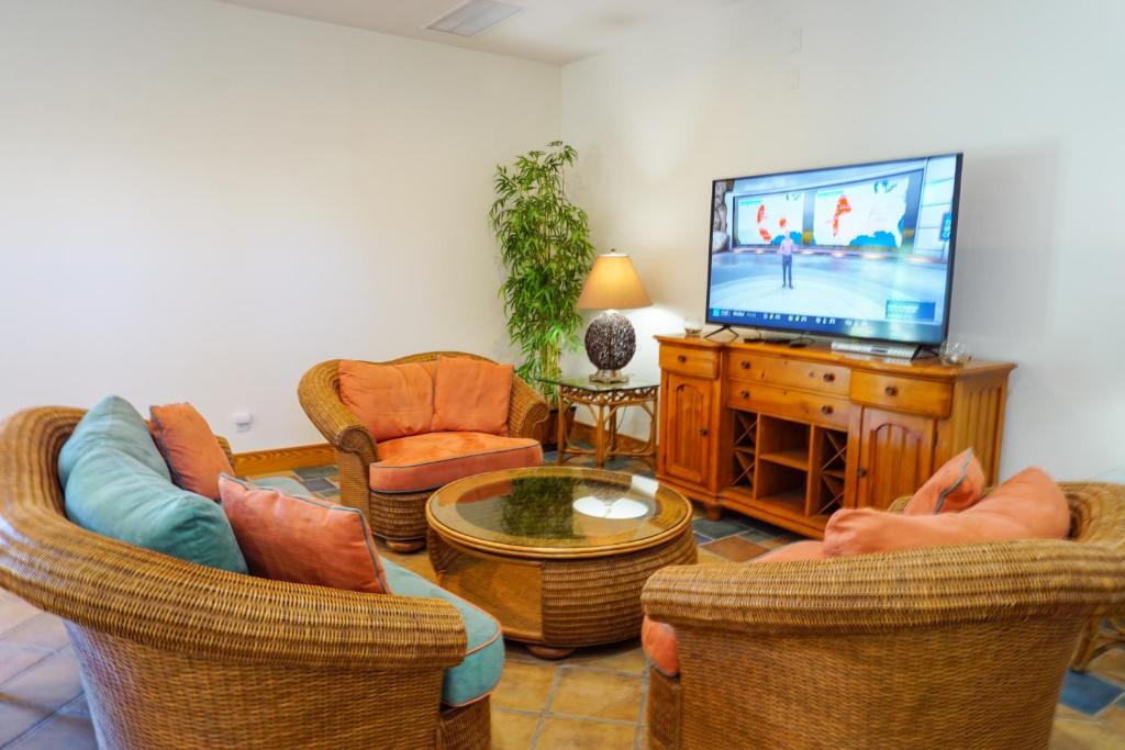 TV a/nebo společenská místnost v ubytování Hamilton Cay at Bermuda Bay by Kees Vacations