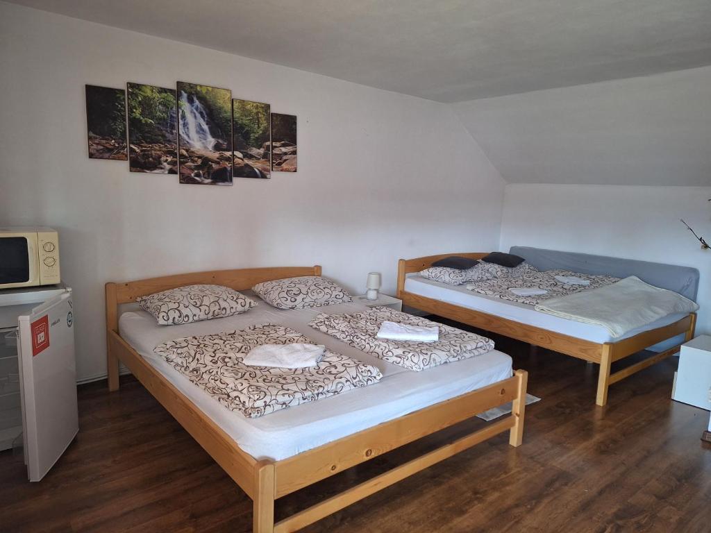 Postel nebo postele na pokoji v ubytování Rajni Panzió