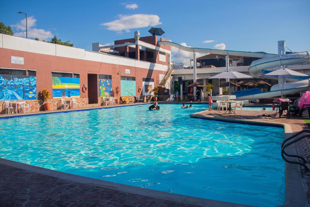 Bazén v ubytování HOTEL MELGAR PLAZA nebo v jeho okolí
