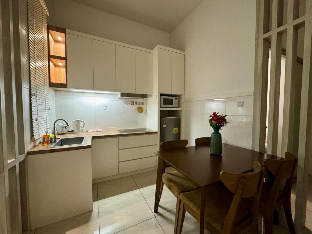 Kuchyň nebo kuchyňský kout v ubytování Manhattan Suites ITCC by KinabaluKomfortHomestay - Iverie