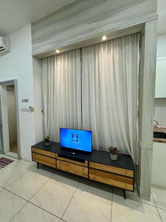 TV a/nebo společenská místnost v ubytování Manhattan Suites ITCC by KinabaluKomfortHomestay - Iverie