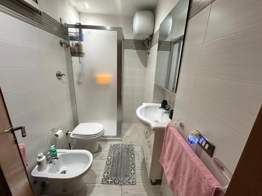 łazienka z umywalką, toaletą i prysznicem w obiekcie Casa vacanza da Paola w Trapani