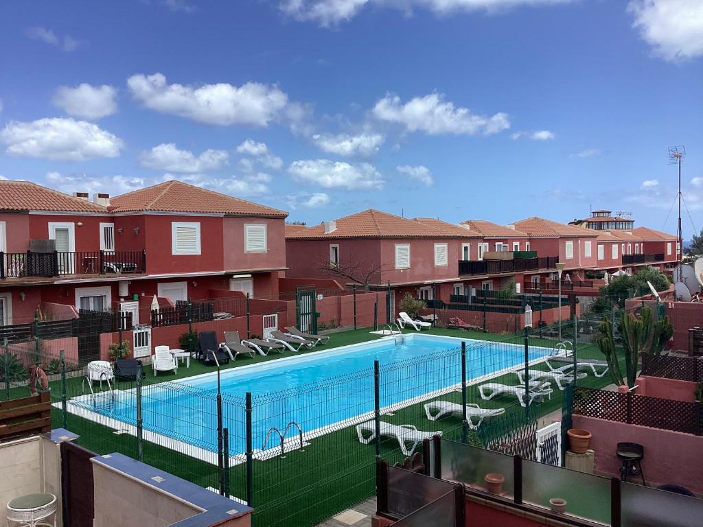 a view of a swimming pool on a apartment complex at Alíseos in Costa de Antigua