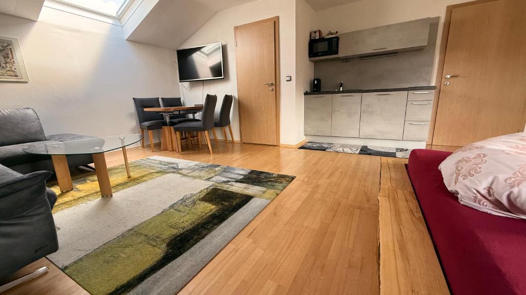 Televízia a/alebo spoločenská miestnosť v ubytovaní Alpin-Check-in