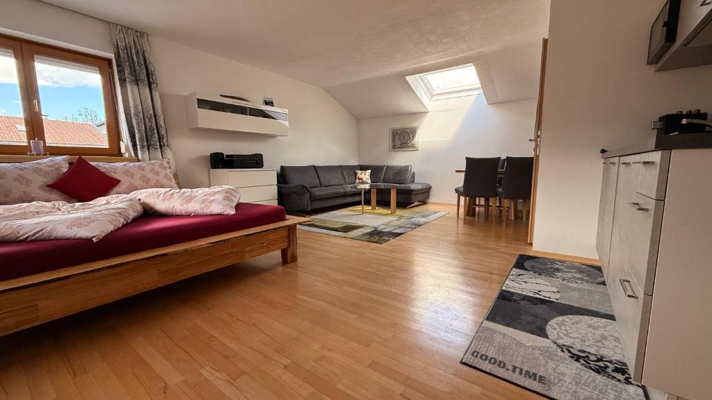 Televízia a/alebo spoločenská miestnosť v ubytovaní Alpin-Check-in