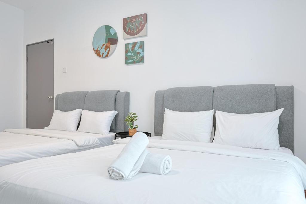 Postel nebo postele na pokoji v ubytování Elegant Studio Escape at Emerald Avenue Cameron Unit 4-03