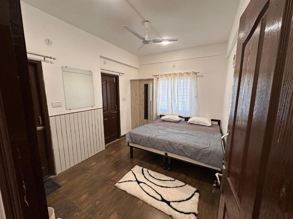 Postel nebo postele na pokoji v ubytování Private Cozy Room in Central Flat