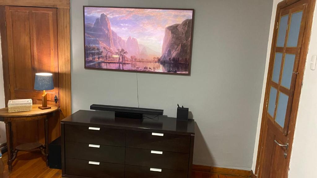 TV a/nebo společenská místnost v ubytování Cozy Place Hostal
