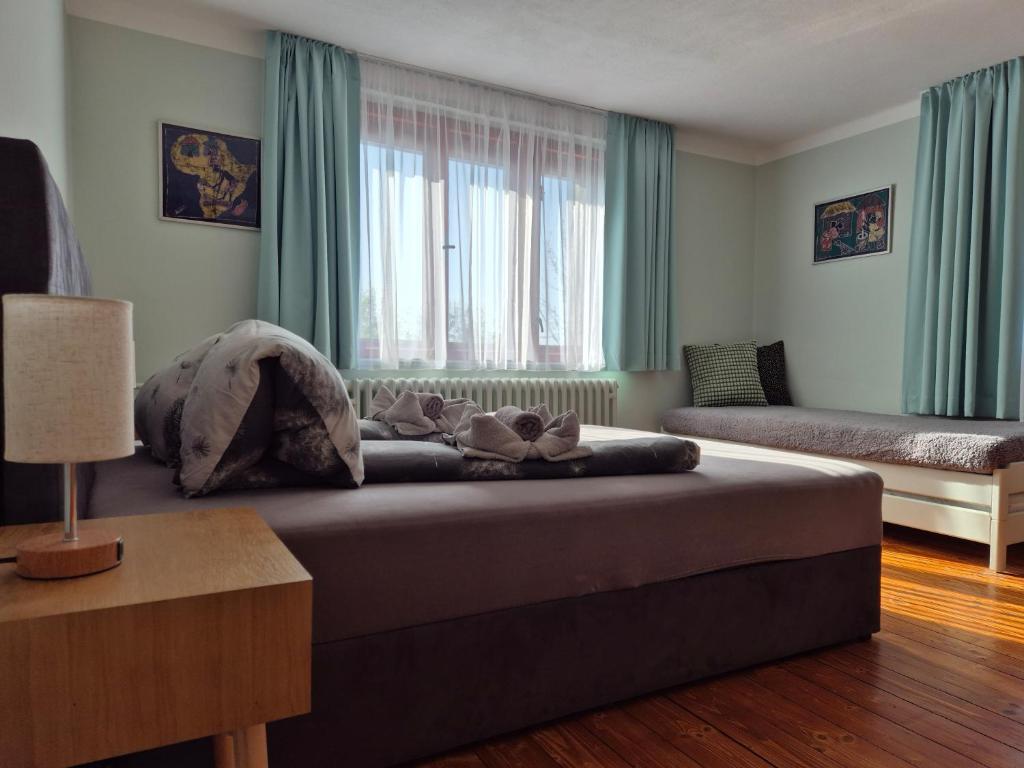 A bed or beds in a room at Ubytovanie Klinger - chata nad jazerom