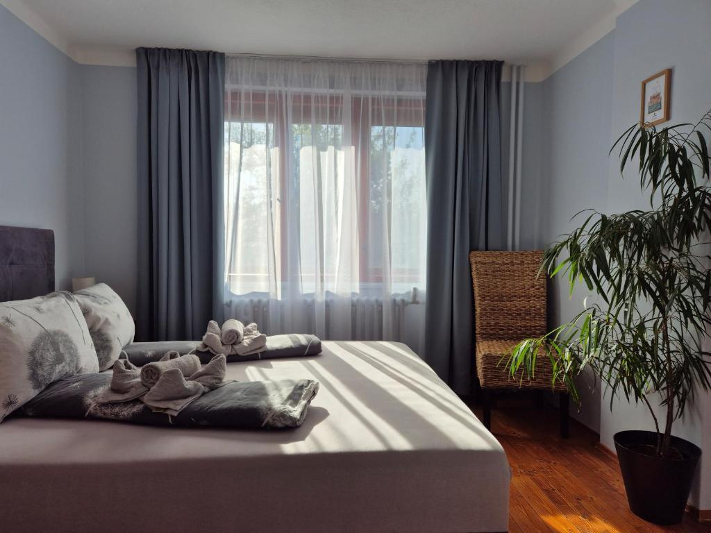 A bed or beds in a room at Ubytovanie Klinger - chata nad jazerom