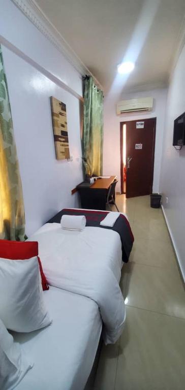 Postel nebo postele na pokoji v ubytování AOTEL HOTEL Ikeja