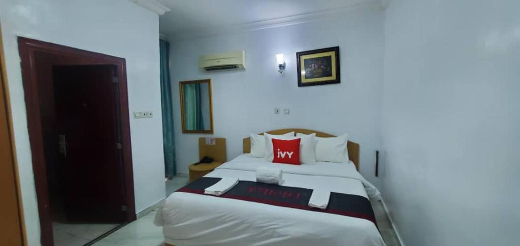 Postel nebo postele na pokoji v ubytování AOTEL HOTEL Ikeja