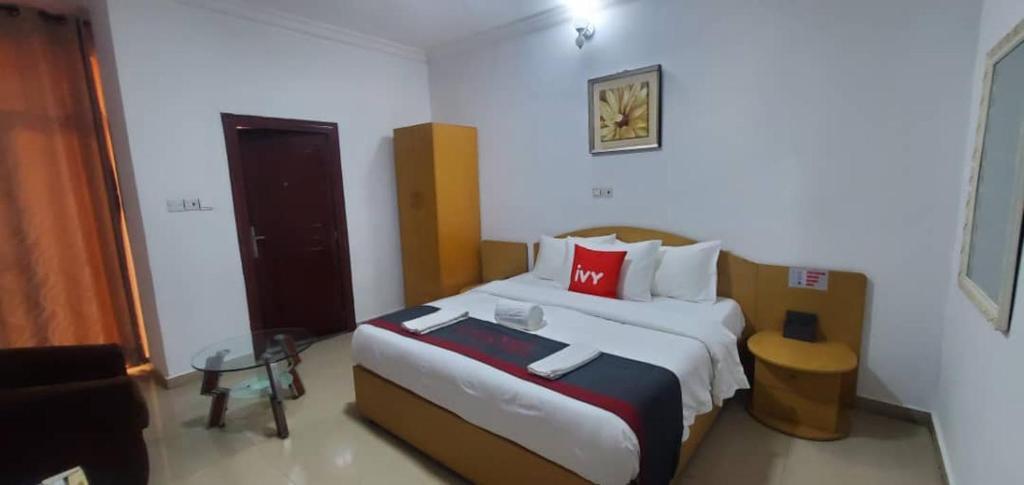 Postel nebo postele na pokoji v ubytování AOTEL HOTEL Ikeja
