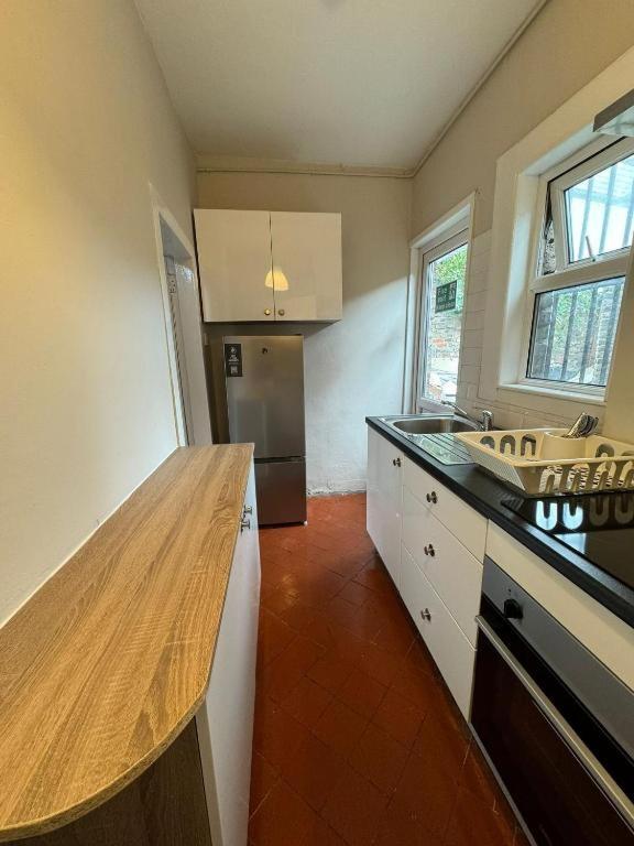 Kuchyň nebo kuchyňský kout v ubytování Superb Double Room near Croke Park - 6