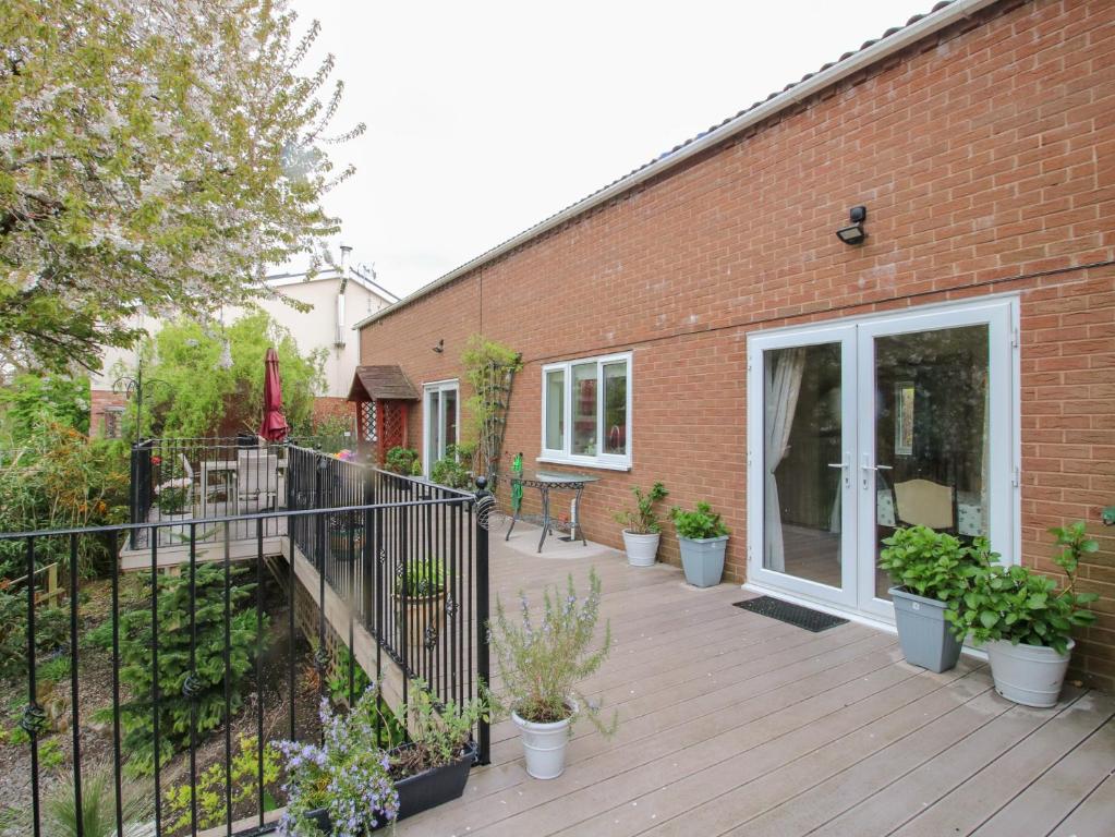 Una terraza con plantas en macetas sobre un edificio de ladrillo. en Riverdale, en Shrewsbury