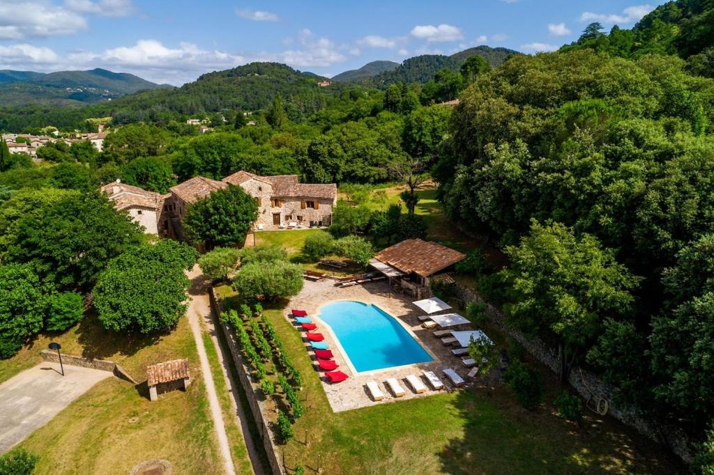 - une vue aérienne sur un domaine avec une piscine dans l'établissement Les fermes de Rieumal Hameau Cévenol Prestige, à Lasalle