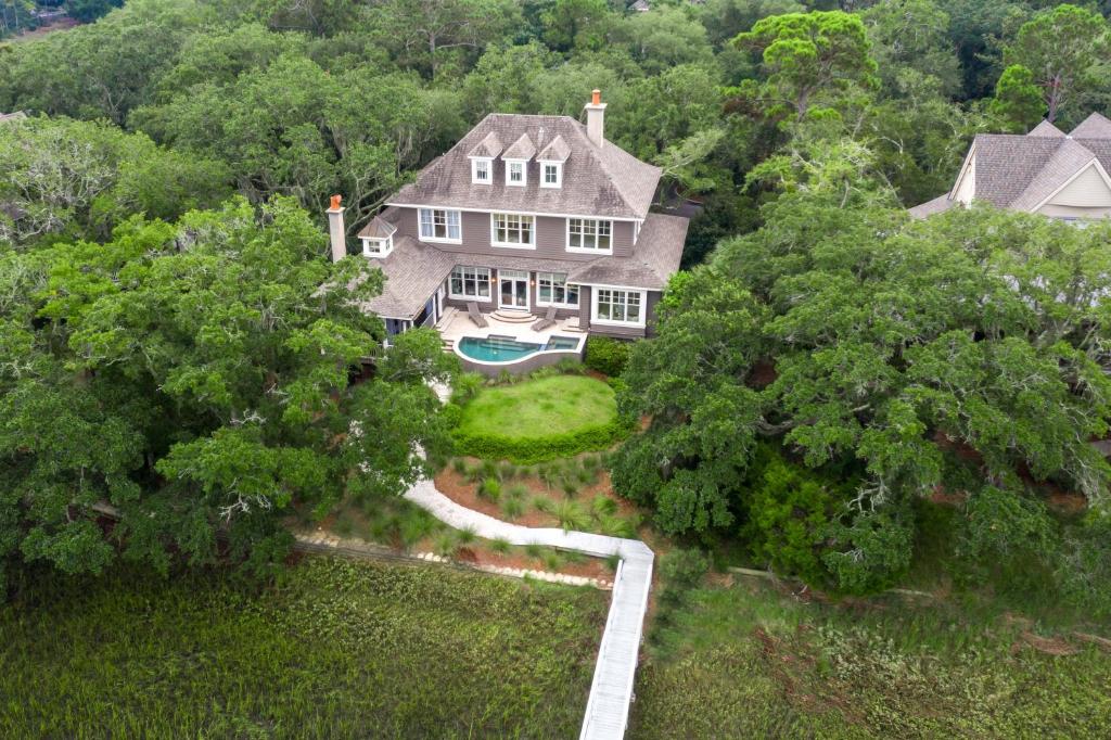 una vista aerea di una casa con piscina di 498 Old Dock Road by Akers Ellis Rentals a Kiawah Island