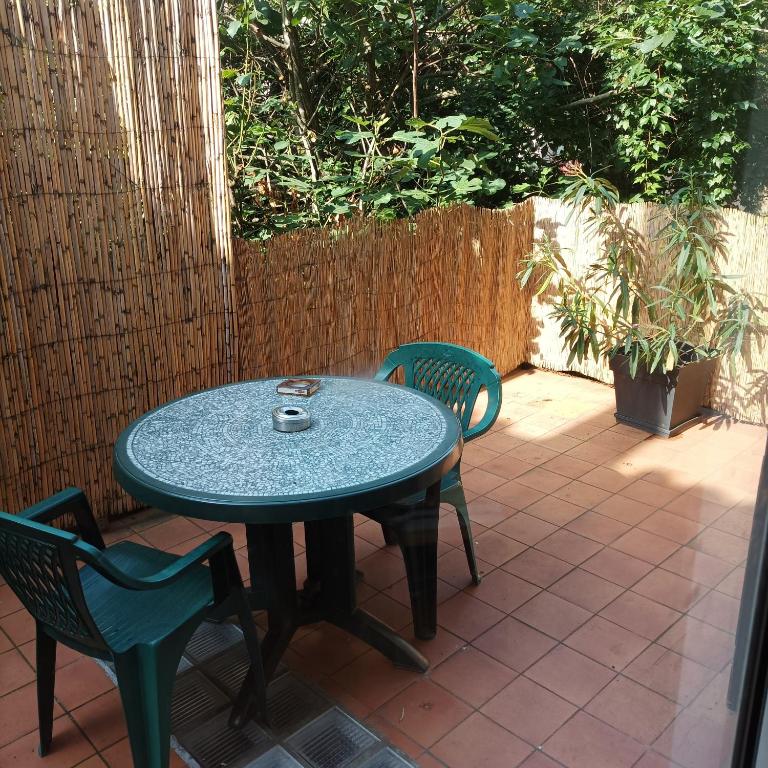 une table et des chaises bleues sur une terrasse dans l'établissement Maison triplex en centre ville historique, à Cahors