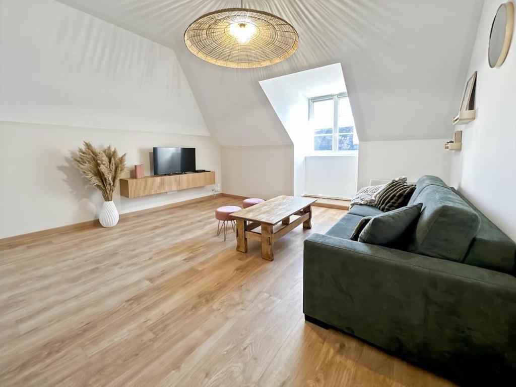un salon avec un canapé et une table dans l'établissement Appartement centre ville Concarneau, à Concarneau
