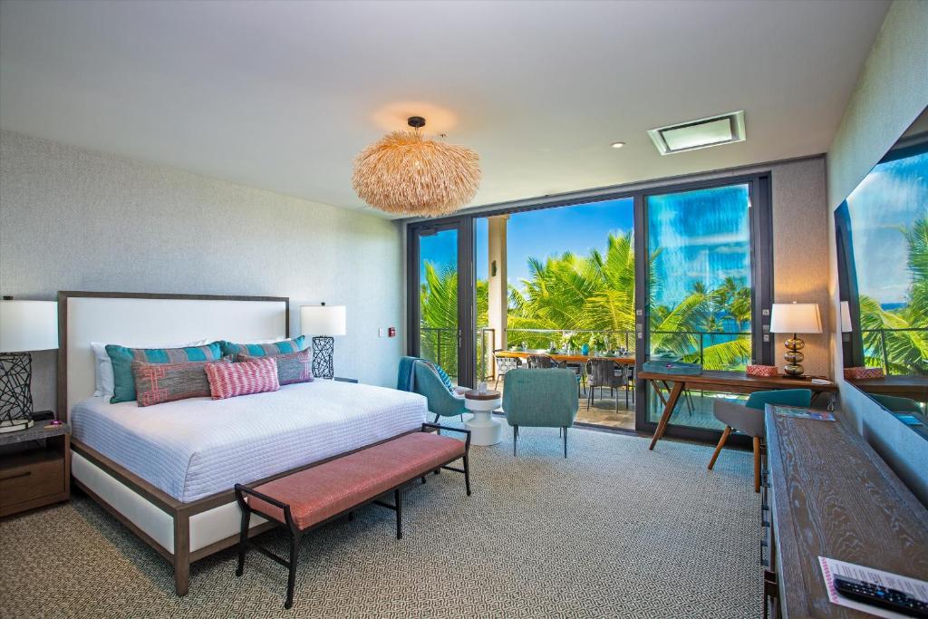 Cet appartement comprend une chambre avec un lit et un salon avec une table. dans l'établissement Family Fun & Luxury Andaz Penthouse Ocean & Sunset Views From Lanai Hot Tub 3 Br4 Ba For 8, à Wailea
