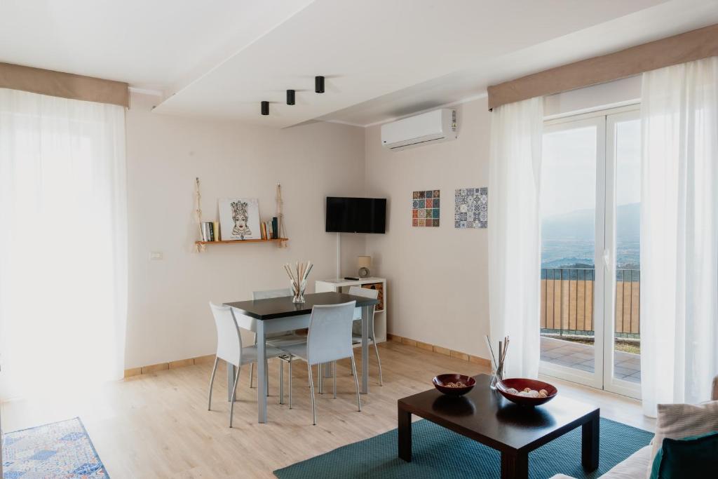 TV a/nebo společenská místnost v ubytování Villa Da Vinci Luxury Panoramic Apartments - Taormina rooms collection