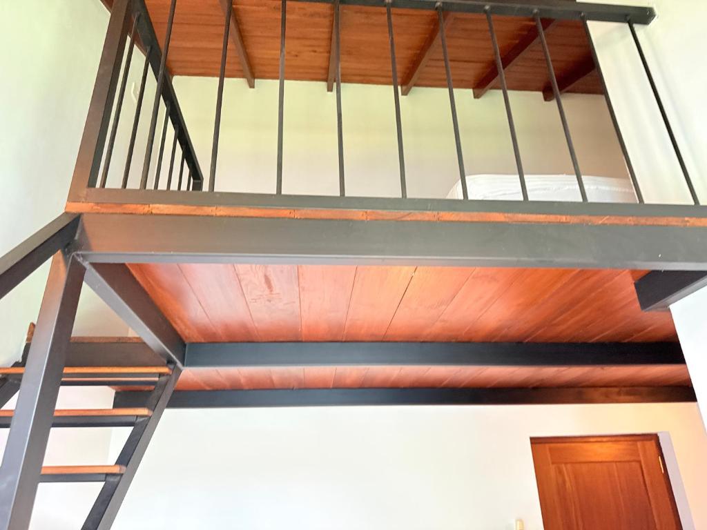 Palanda nebo palandy na pokoji v ubytování Thisara Luxury Villas