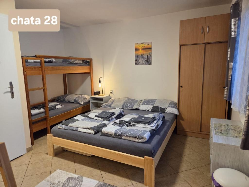Postel nebo postele na pokoji v ubytování Chatky U Davida Máchovo jezero