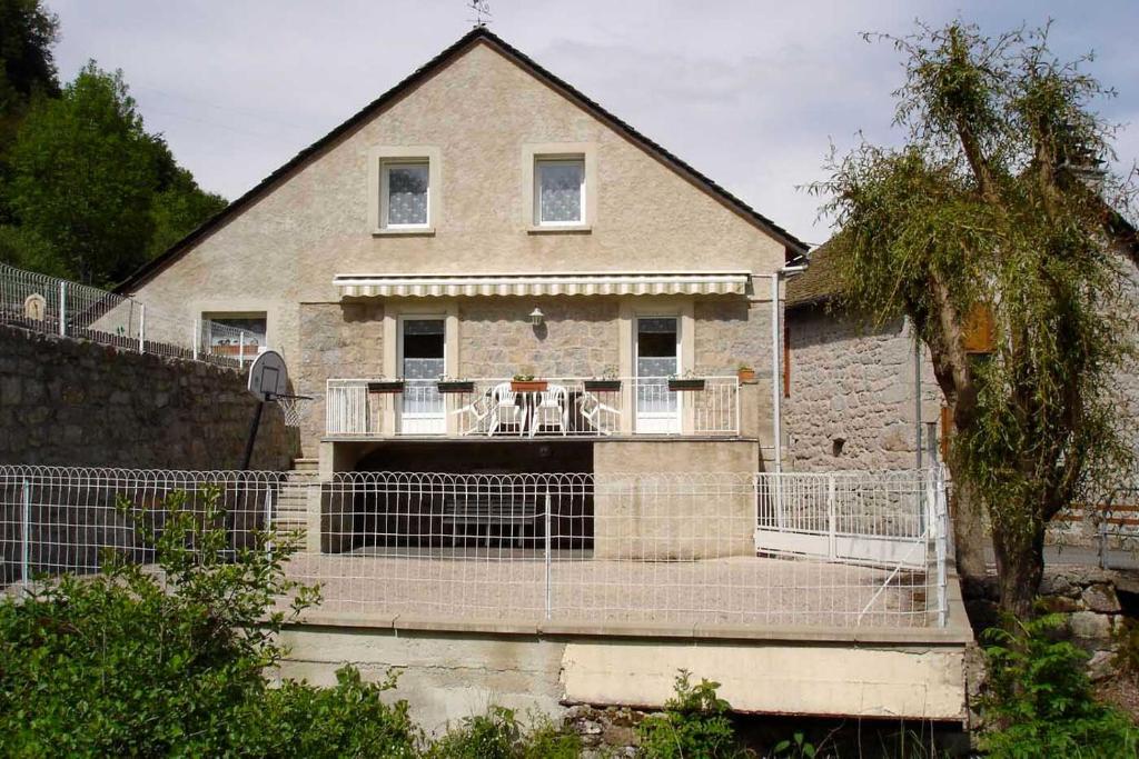 une maison avec une clôture devant dans l'établissement Grand Gite, à La Celle-sous-Gouzon