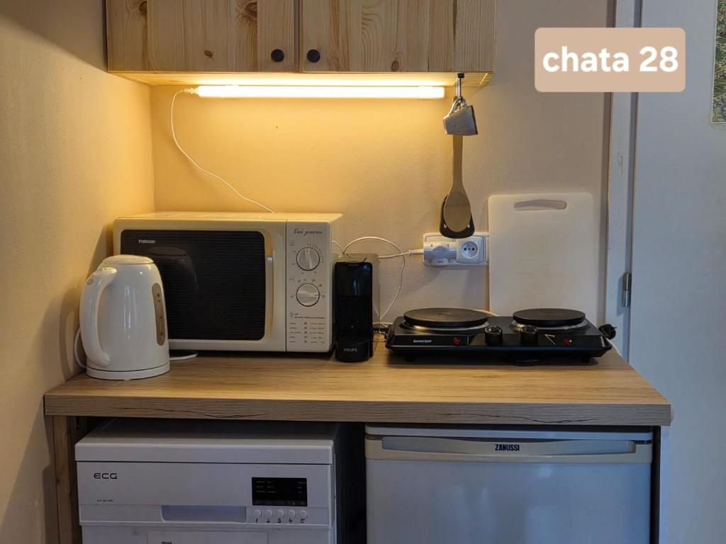 Kuchyň nebo kuchyňský kout v ubytování Chatky U Davida Máchovo jezero