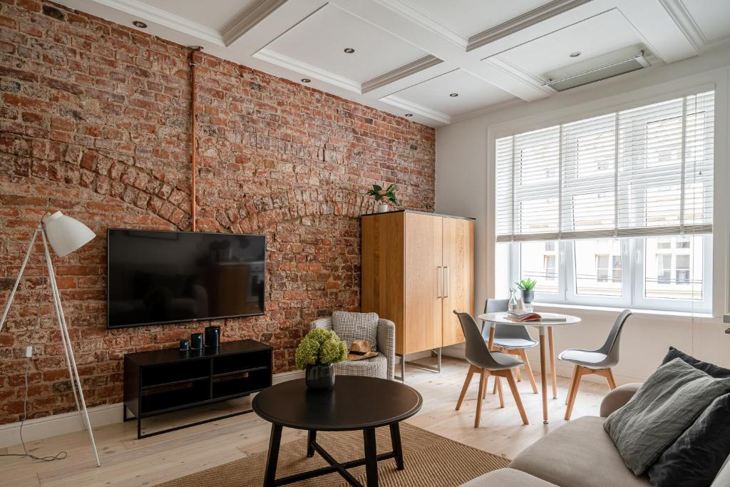 soggiorno con parete in mattoni di Comfort & Modern Apartment by Market Square with AC AS Home S5a a Breslavia