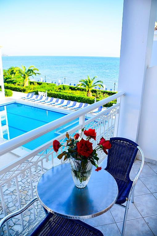 Bazén v ubytování Meridien Beach Hotel nebo v jeho okolí