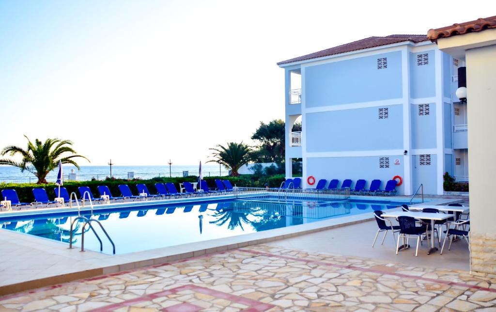 Bazén v ubytování Meridien Beach Hotel nebo v jeho okolí