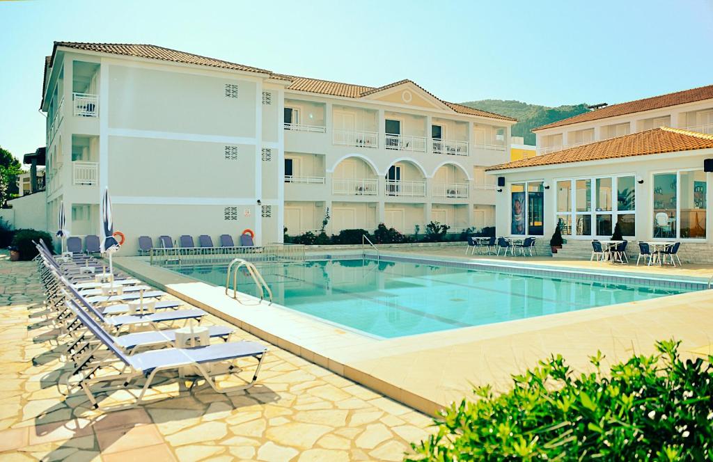 Bazén v ubytování Meridien Beach Hotel nebo v jeho okolí