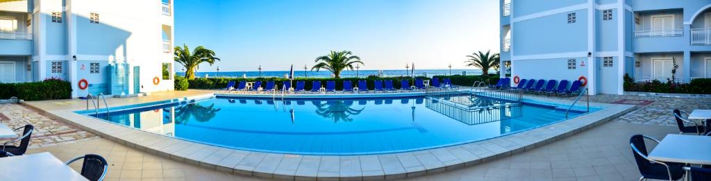 Bazén v ubytování Meridien Beach Hotel nebo v jeho okolí