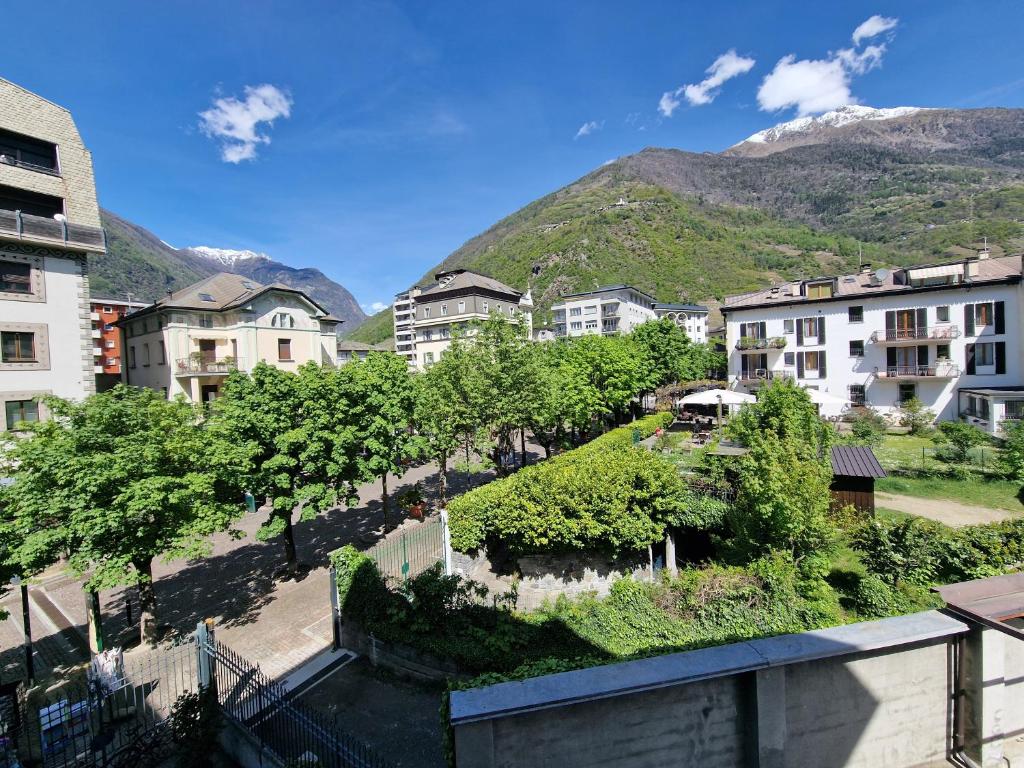 Bernina Station Suite - 30 Steps to the Red Train - 13