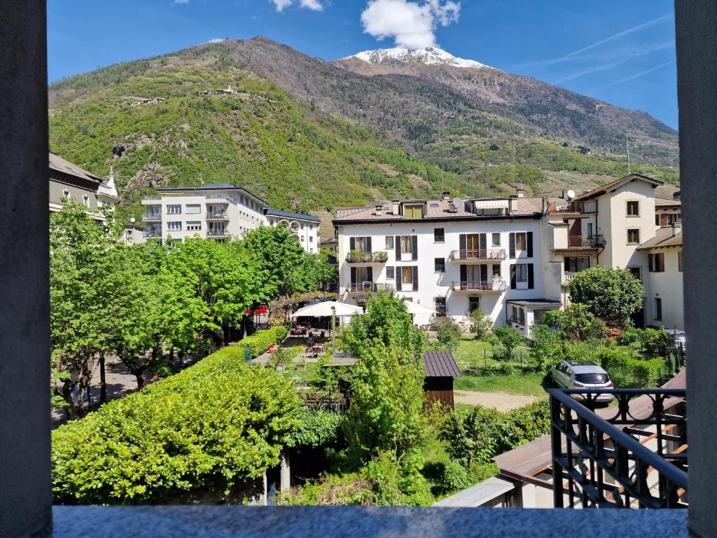 Bernina Station Suite - 30 Steps to the Red Train - 15