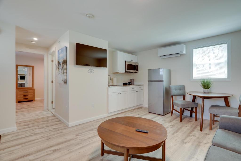 Η κουζίνα ή μικρή κουζίνα στο 3 Mi to Beaches Peaceful Wareham Getaway