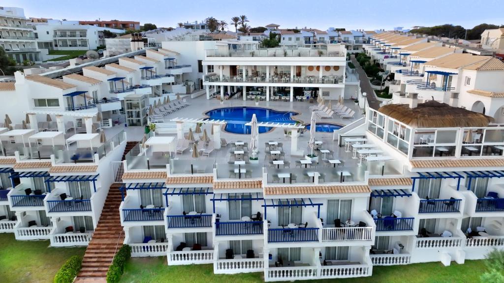 Bazén v ubytování Parque Nereida Suites Hotel nebo v jeho okolí