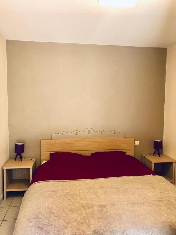 une chambre avec un grand lit avec deux tables de nuit dans l'établissement Pour 4 personnes, 15 minutes à pied de la plage, à Saint-Cyprien