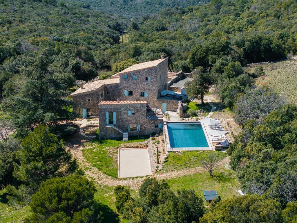- une vue aérienne sur une vieille maison avec une piscine dans l'établissement Evasion Luberon, à Murs