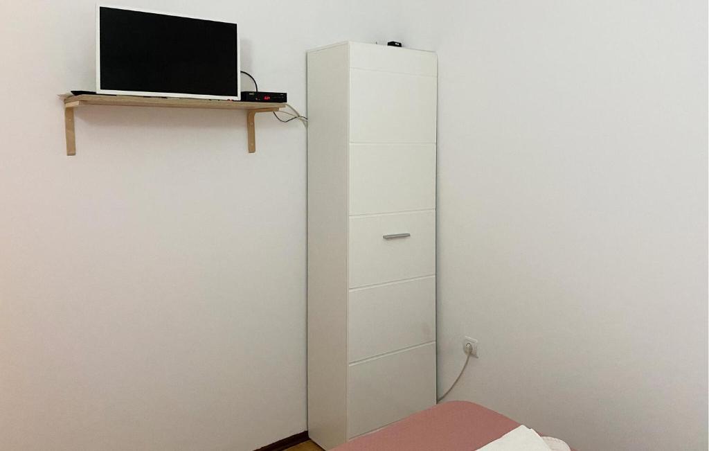 Televízia a/alebo spoločenská miestnosť v ubytovaní 1 Bedroom Cozy Apartment In Liznjan