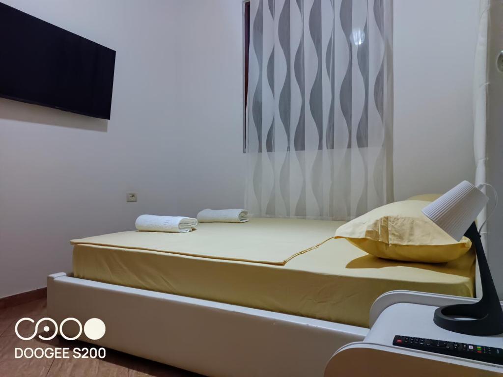 TV a/nebo společenská místnost v ubytování Vila 7 Divjake
