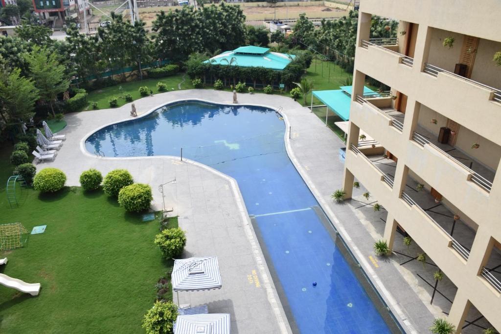 - une vue sur la piscine située dans un bâtiment dans l'établissement St Laurn The Spiritual Resort, à Shirdi