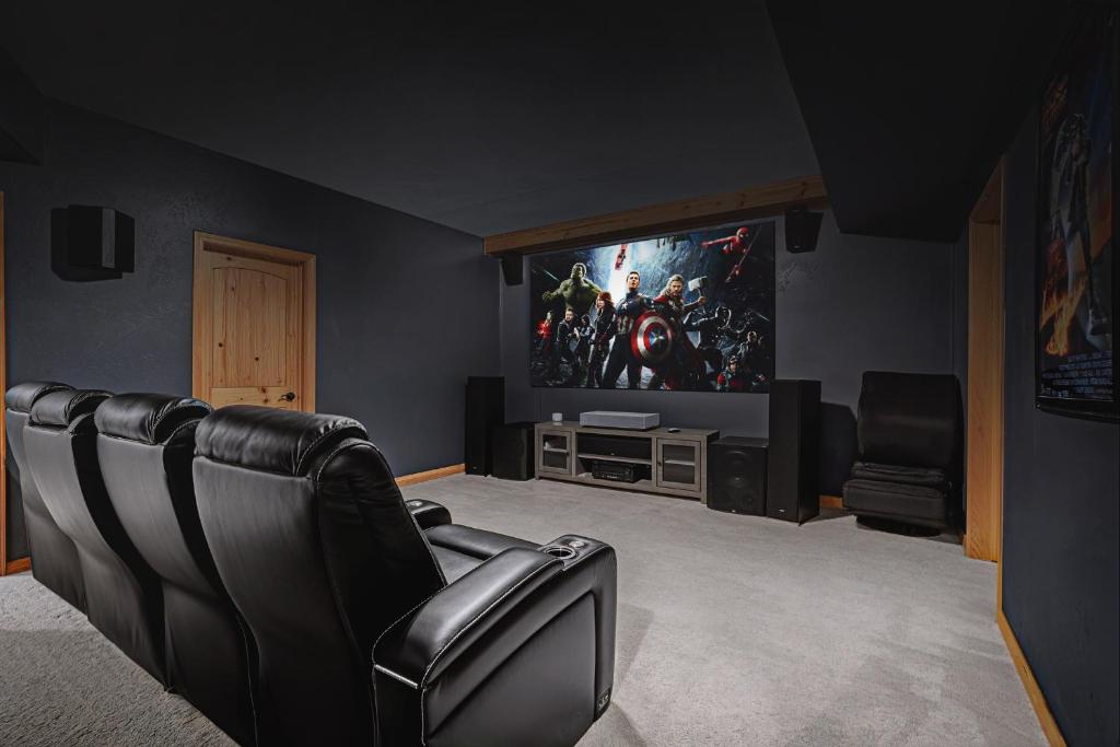 Posezení v ubytování Family White Mountain Escape with Theater & Games