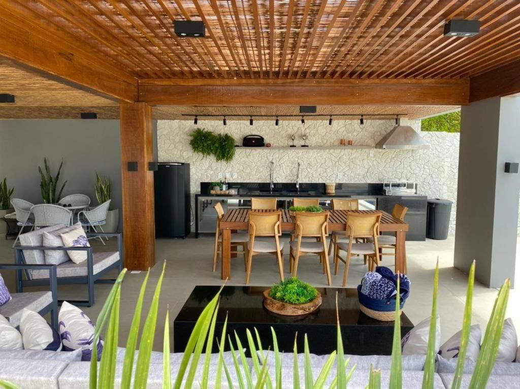 une cuisine et un salon avec une table et des chaises dans l'établissement Casa Praiana Litoral, à Camaçari