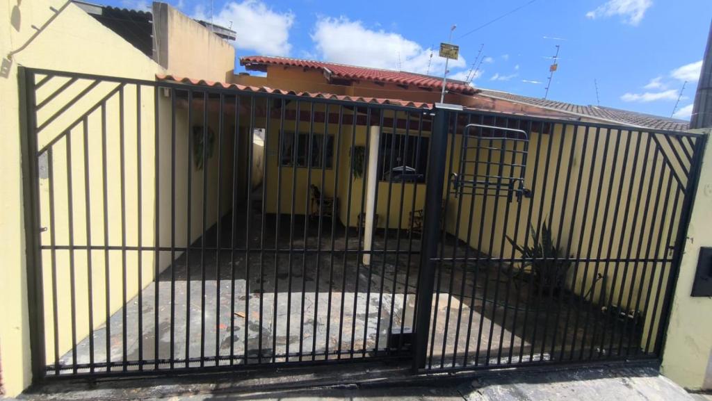 a gate in front of a house at Família Durães Kitnets03 in Londrina