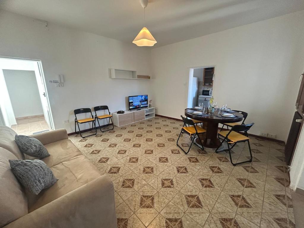 un salon avec un canapé et une table dans l'établissement 3 bedrooms Apartment-Autodromo-Centro Storico, à Imola